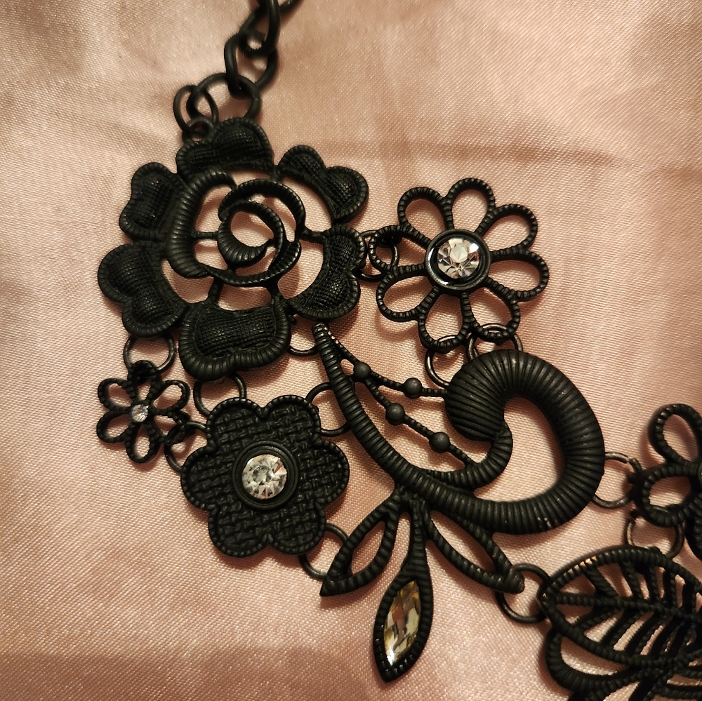 Nwt statement necklace - Picture 2 of 7